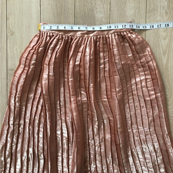 Glamorous Metalic Pleated Mini Skirt in Light Pink Size XS - Picture 2 of 9